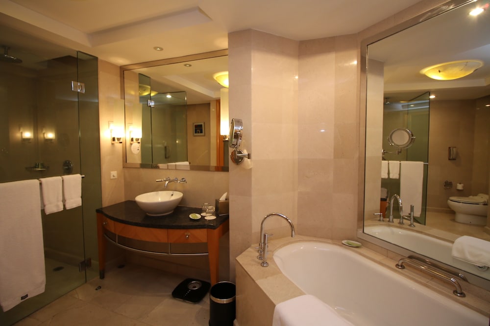 Deluxe Twin Room, 2 Twin Beds, City View, Poolside - Photo 4