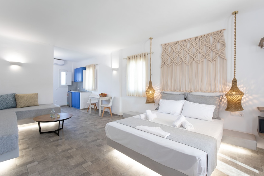 Studio Suite, Pool View
