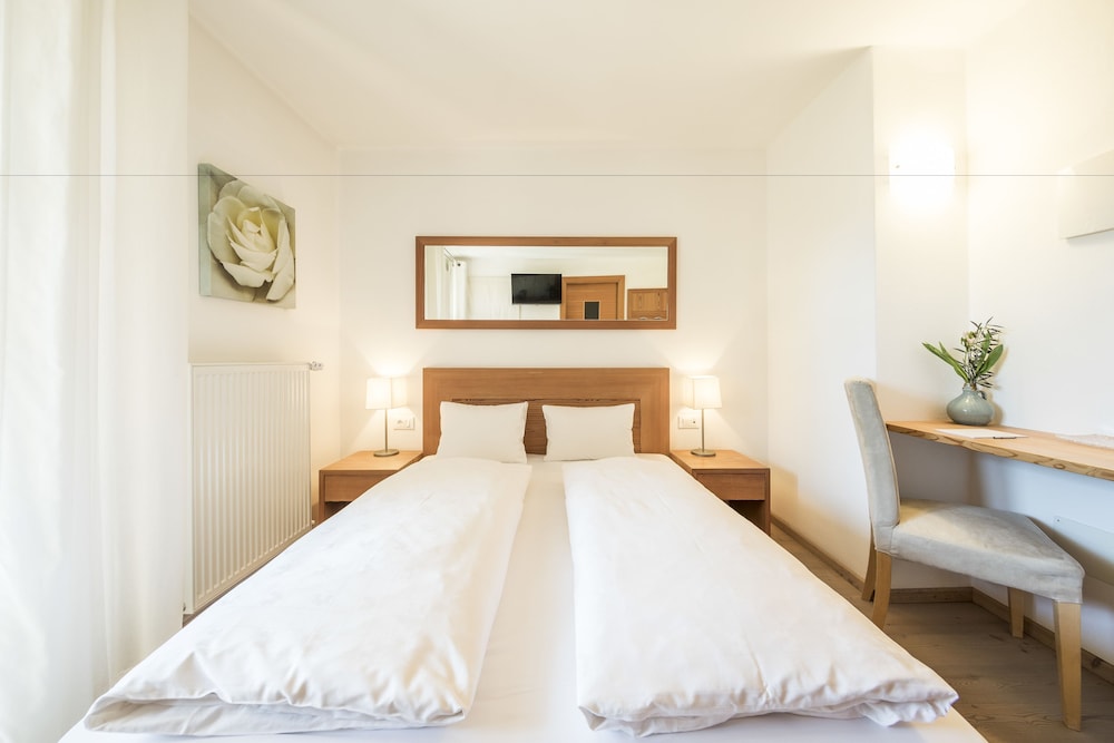 Economy Double Room photo 2