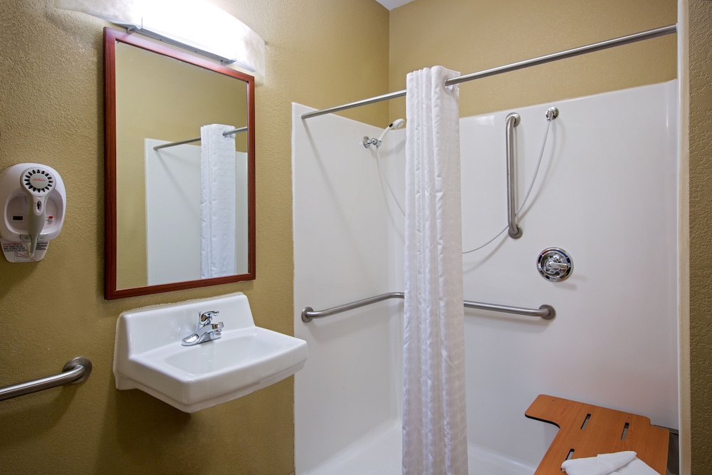 Studio Suite, 2 Queen Beds, Roll-in Shower (Communications Accessible) photo 2