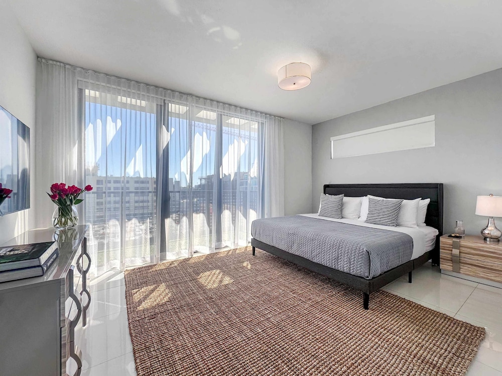Penthouse - One Bedroom Apartment w/Kitchen and Balcony