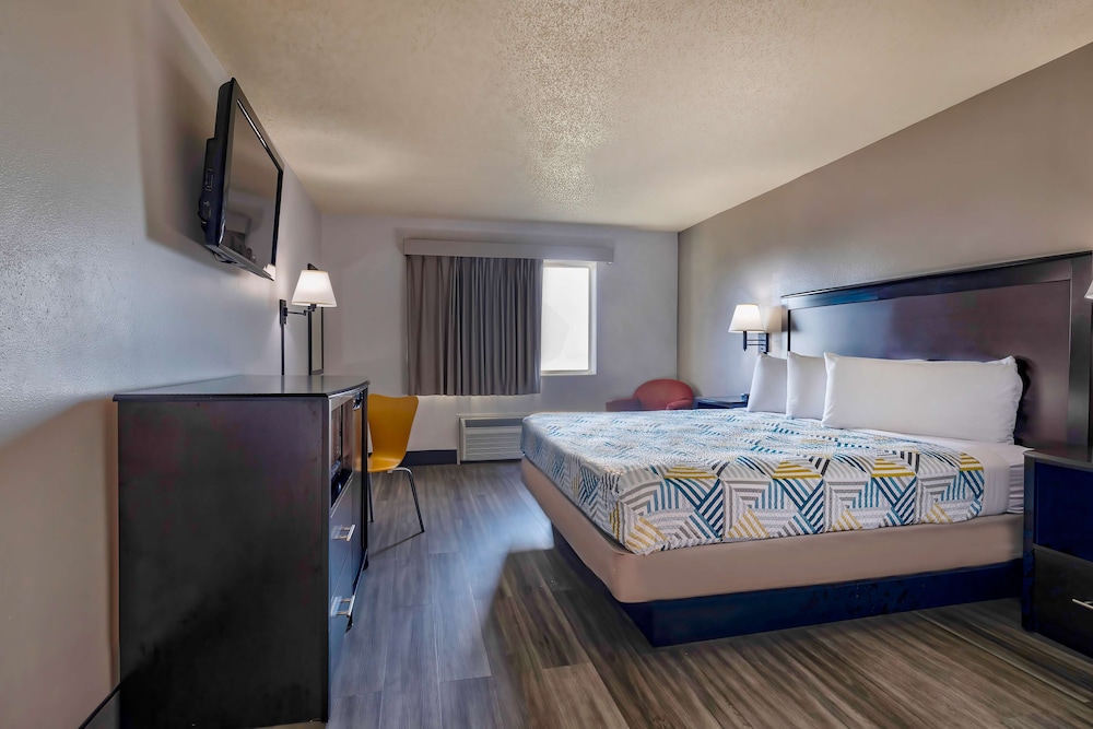Deluxe Suite, 1 King Bed, Non Smoking, Refrigerator & Microwave