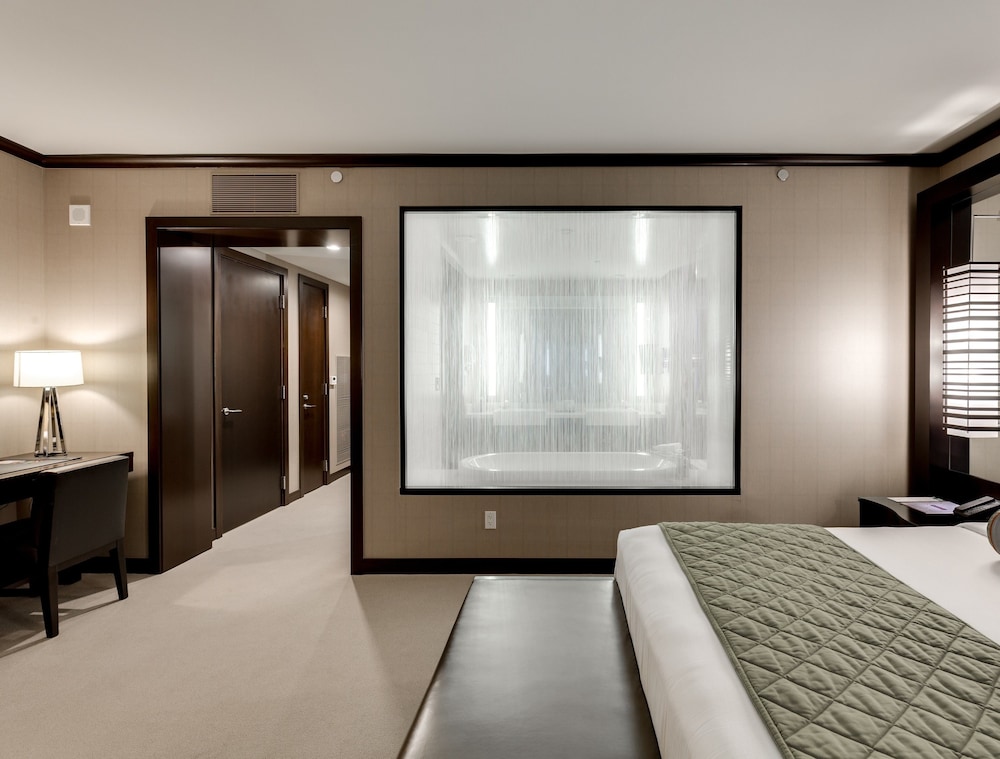 PANORAMA STRIP VIEW SUITE (2BR) - 47th Floor photo 3