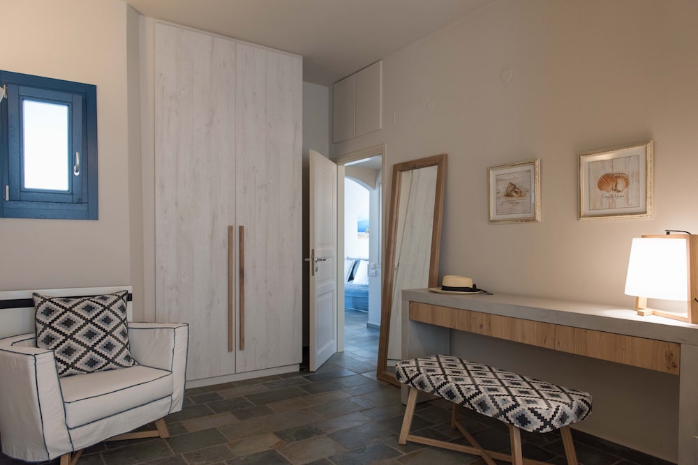 Friends & Family Suite with Sea View