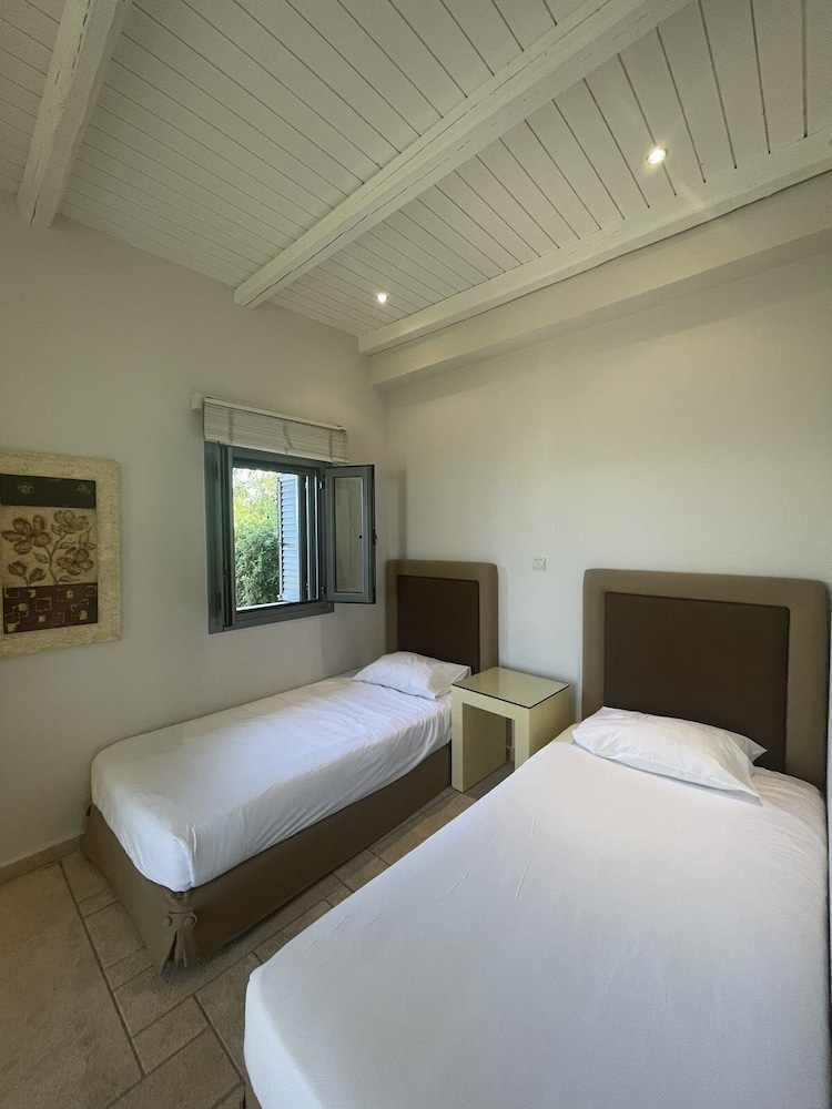 Beach House - Photo 3