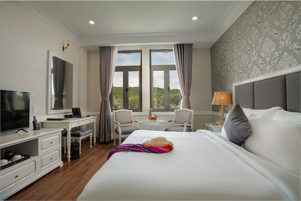 Deluxe Room, City View - Photo 4