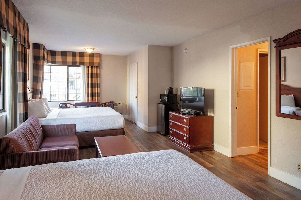 Deluxe Suite, Multiple Beds, Non Smoking photo 3