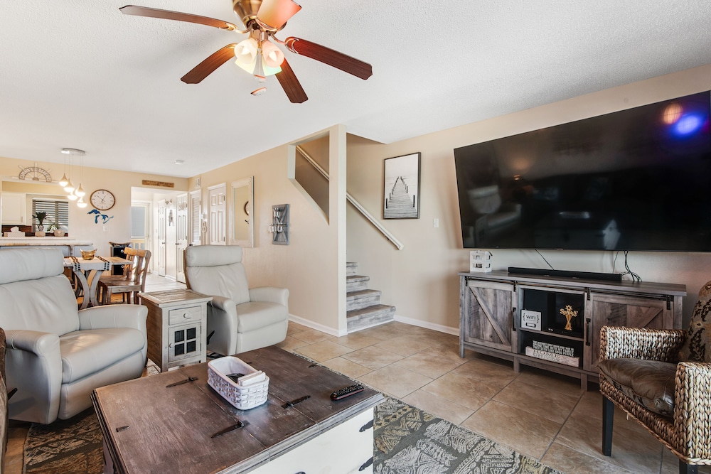 Signature Condo, 2 Bedrooms, Balcony, Beach View photo 3