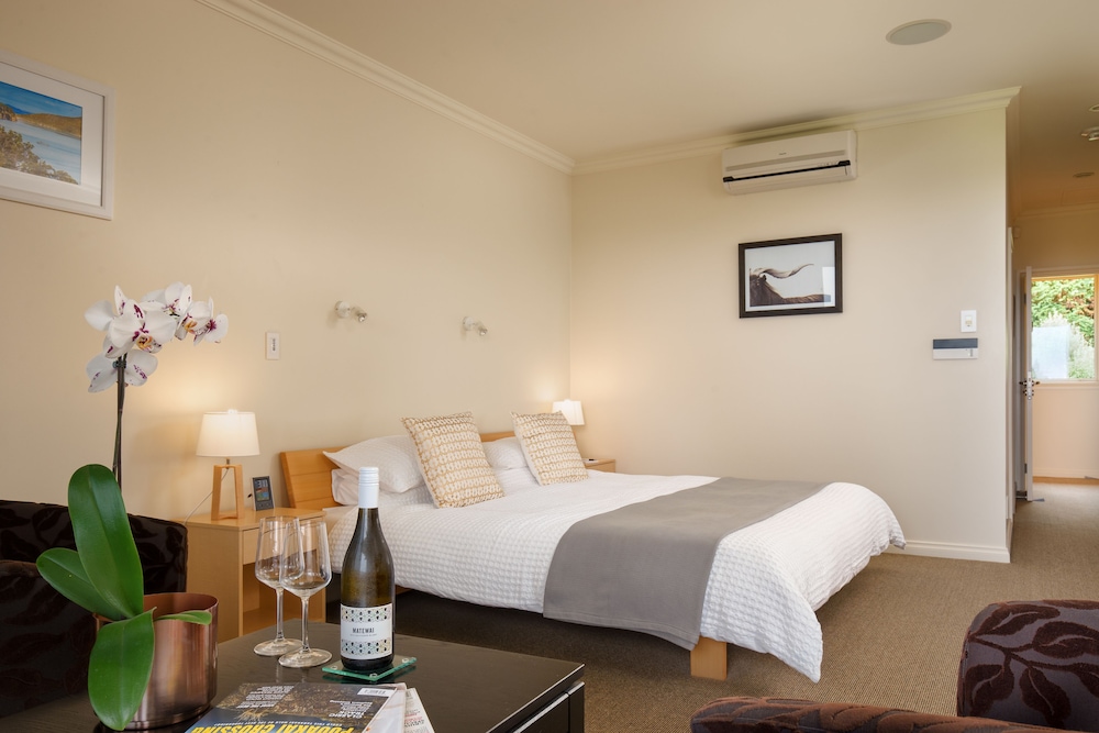 Luxury Suite, 1 King Bed, Private Bathroom, Partial Lake View photo 1