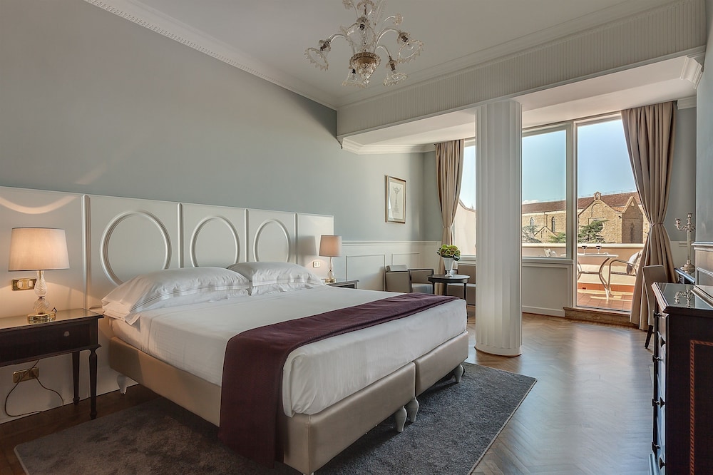 Deluxe Room, Balcony thumbnail 5