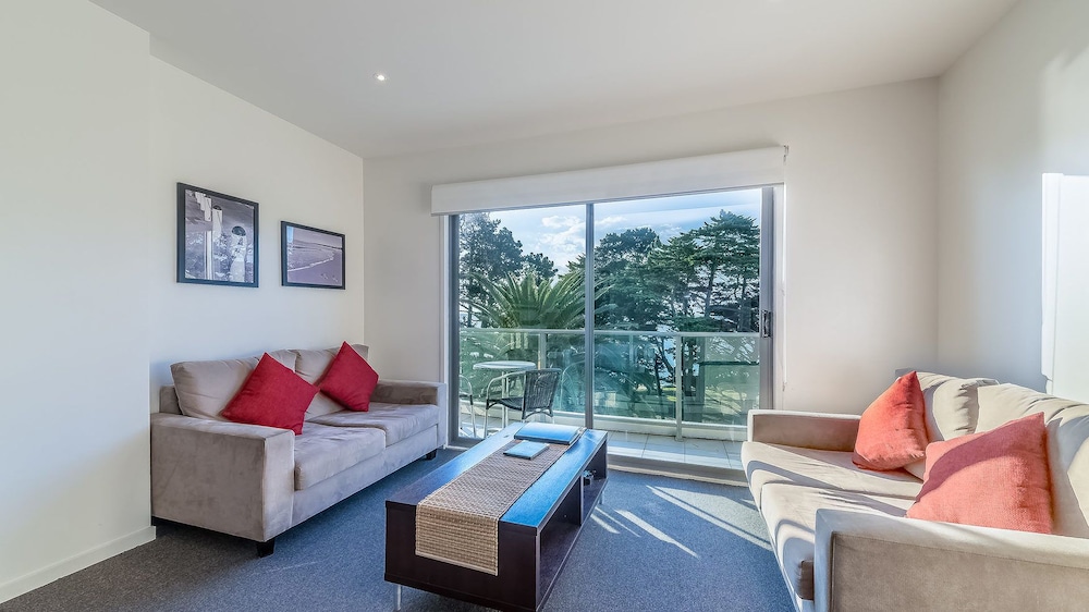 Studio Apartment Sleeps 5 [1Queen in Living room (sleep 2) – 1single+1bunk in Dining area (sleep 3)] photo 2