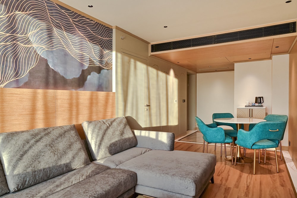 Suite - Photo 9