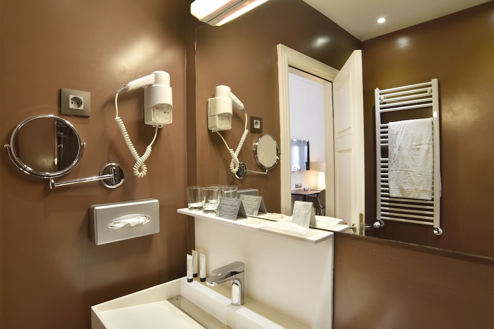 Premium Family Room - Photo 7