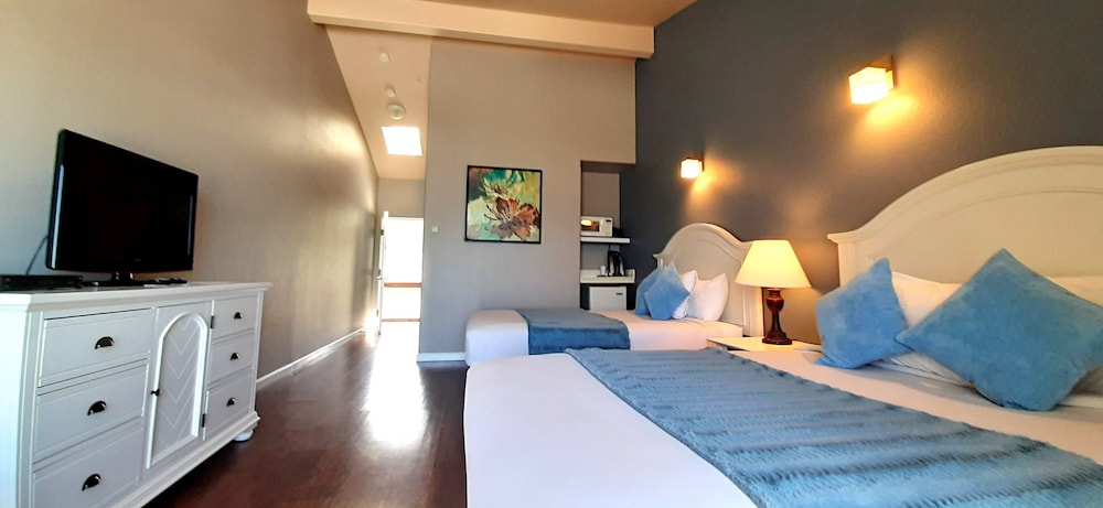 Deluxe Double Room, 2 Queen Beds, Balcony, Ocean View photo 2