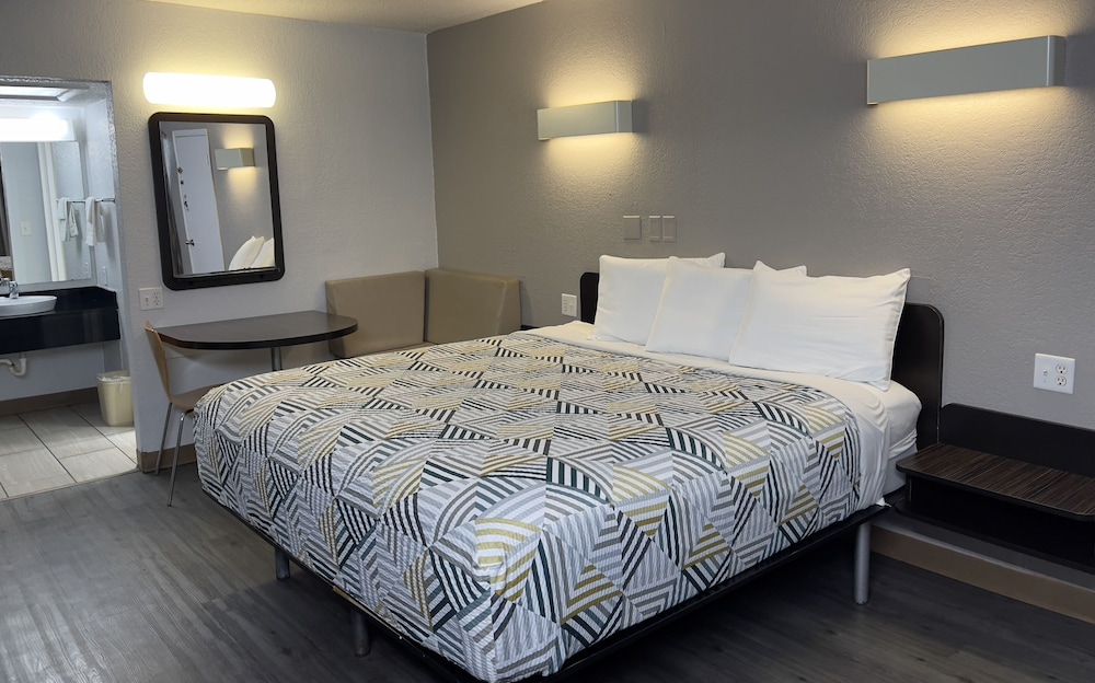 Standard Room, 1 King Bed, Accessible, Non Smoking photo 3