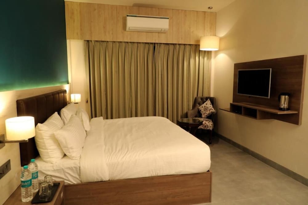 Deluxe Room - Photo 11