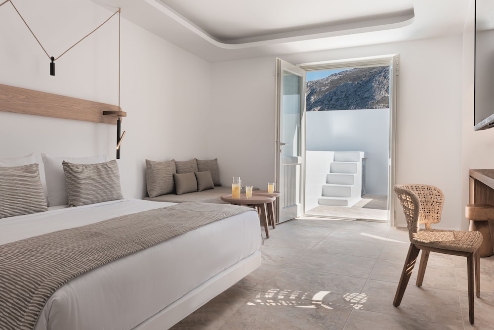 Luxury Honeymoon Suite with Outdoor Hot Tub - Photo 4