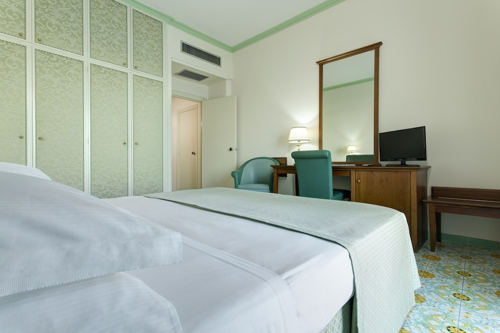 Double Room Single Use, Partial Sea View photo 2