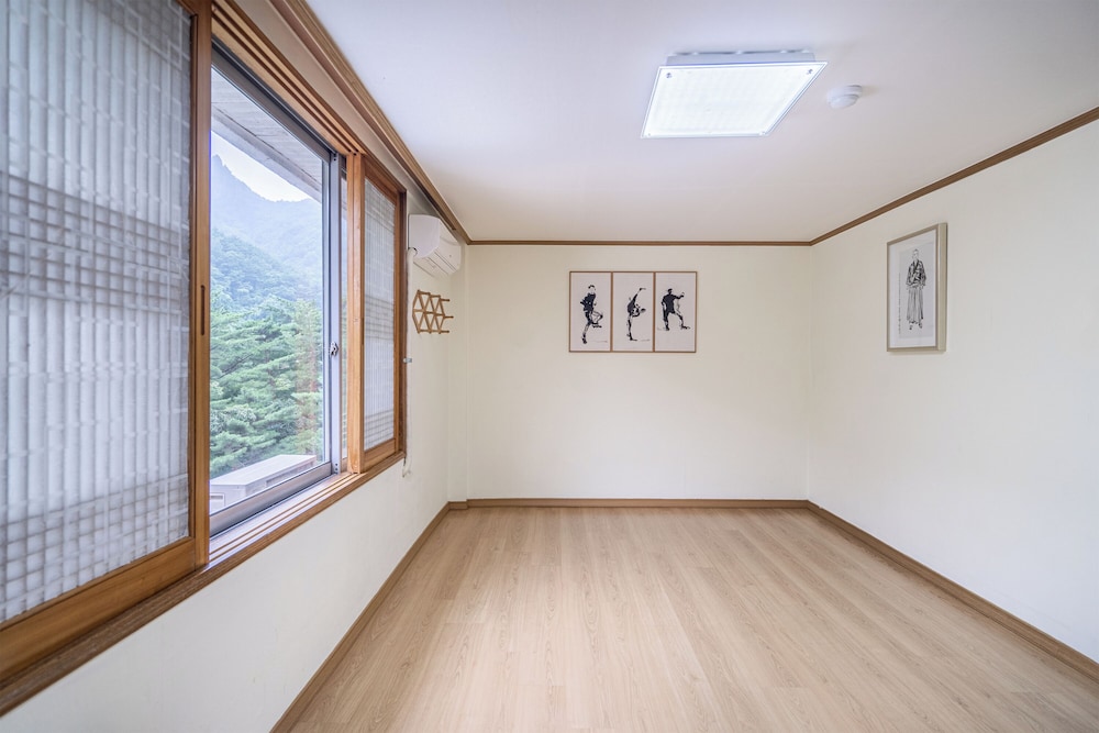 R03) Bed Room for 4 people (No Kitchenette) photo 3
