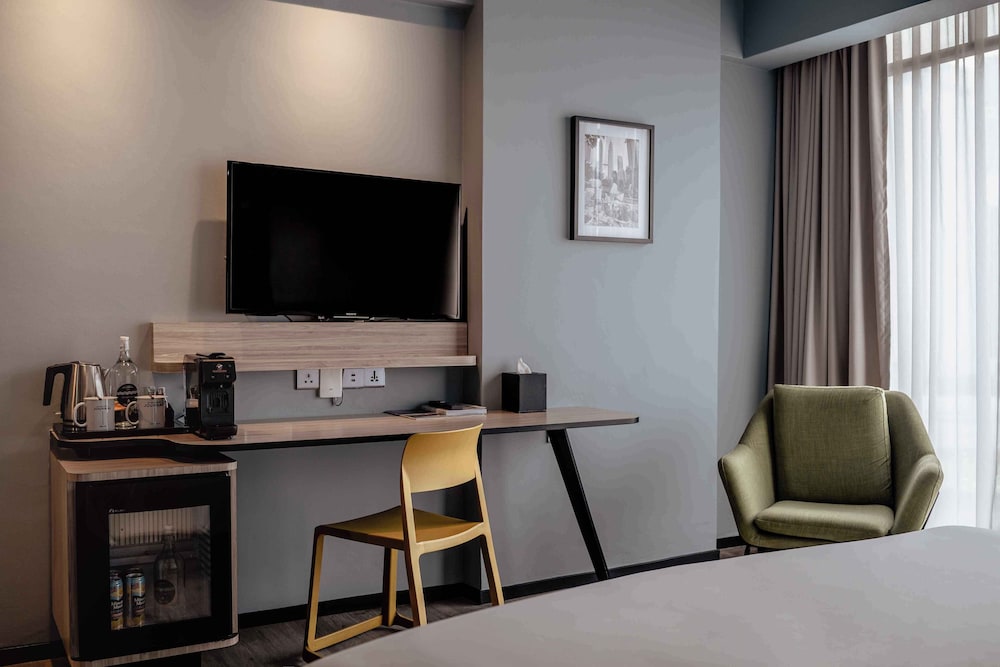 Premier Room, 1 King Bed, Non Smoking photo 3