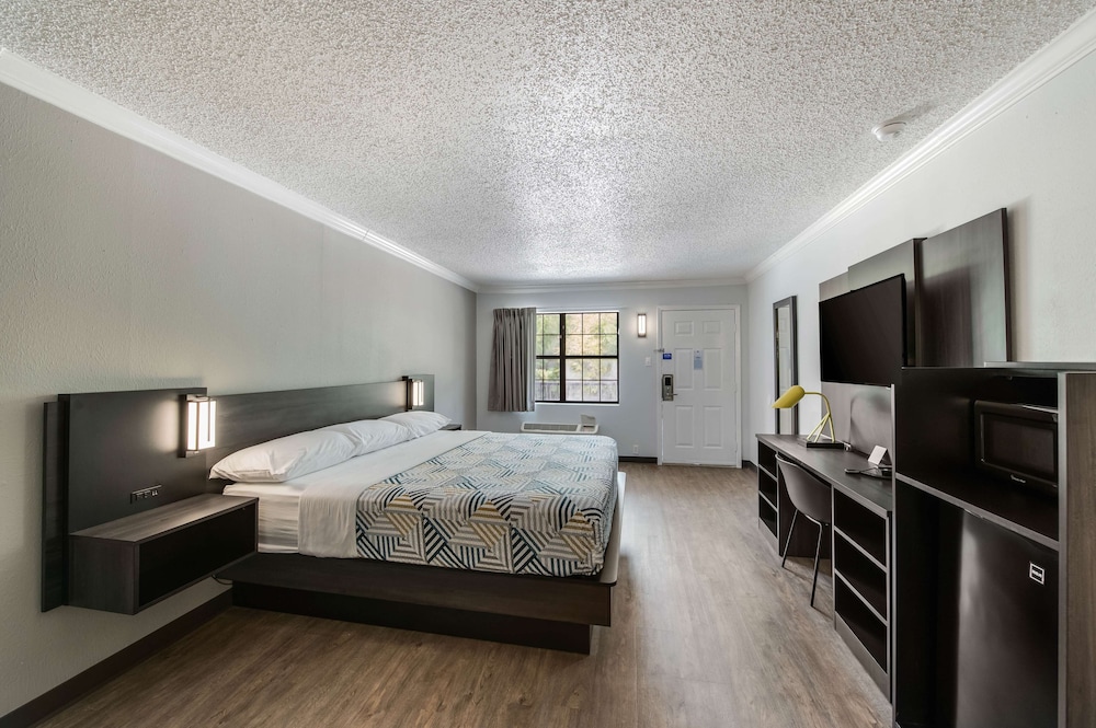 Deluxe Room, 1 King Bed, Smoking, Refrigerator & Microwave photo 2