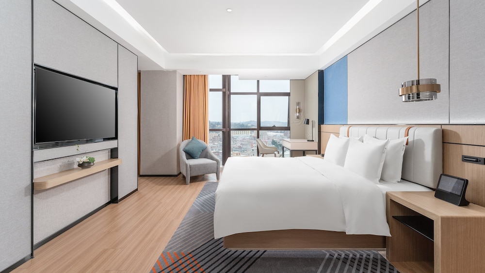 Standard Room, 1 King Bed, Mountain View (High Floor) photo 1