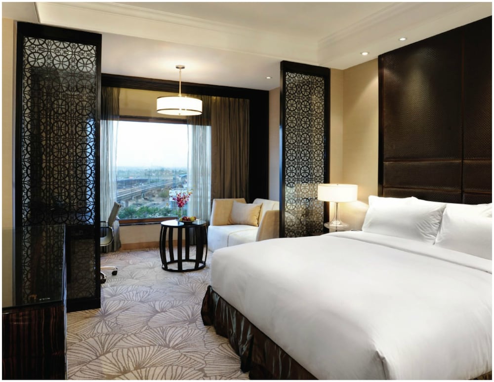 Standard King Room with Pool View - Smoking