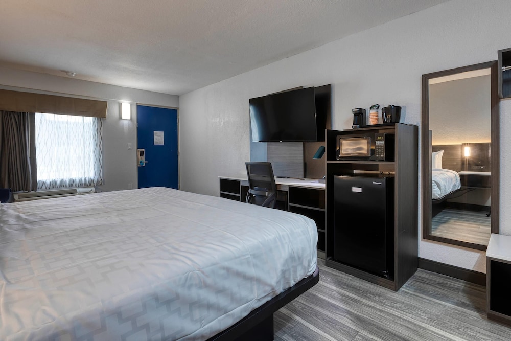 Room, 1 King Bed, Accessible, Non Smoking - Photo 11