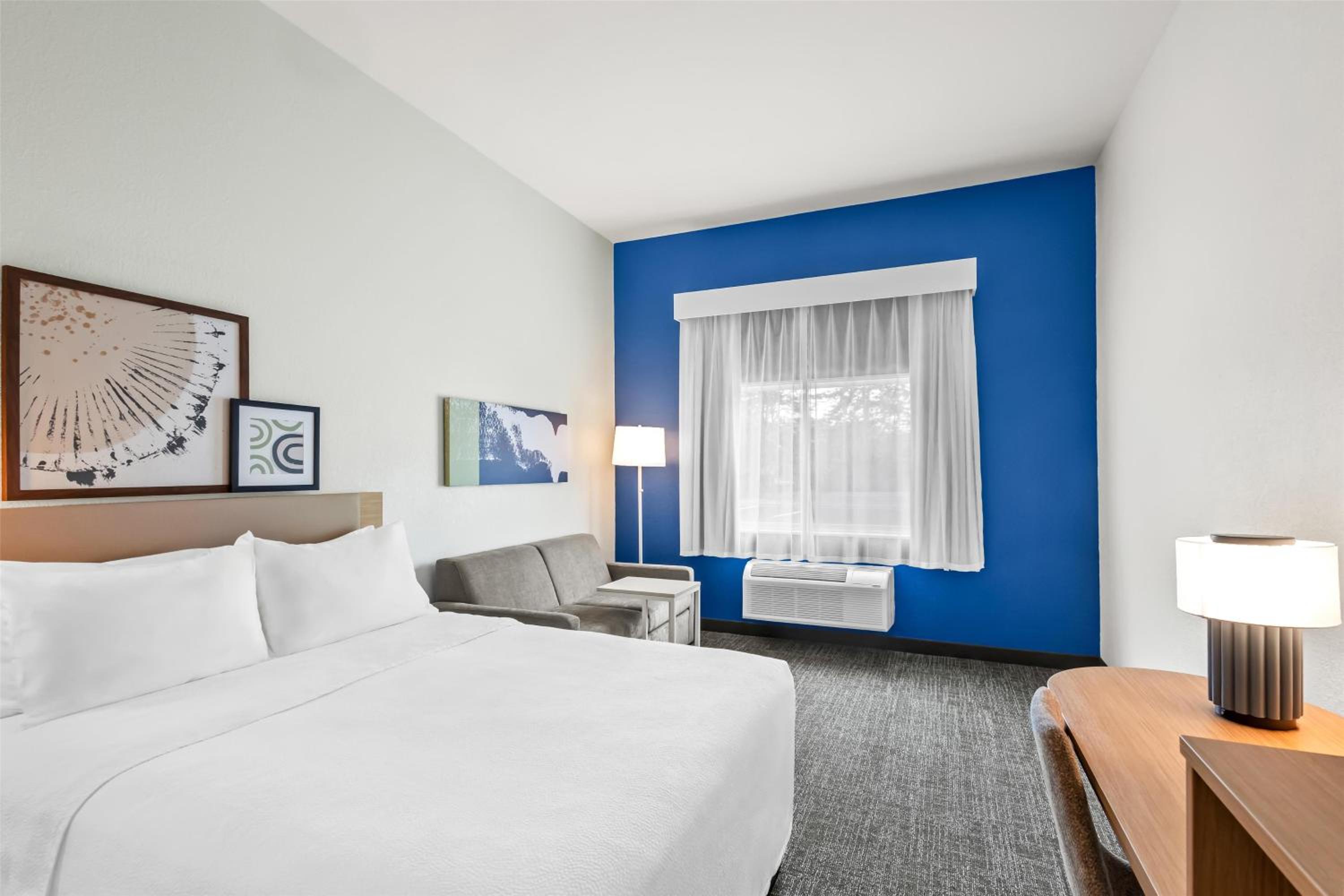 Queen Room with Two Queen Beds and Sofa Bed - Photo 2