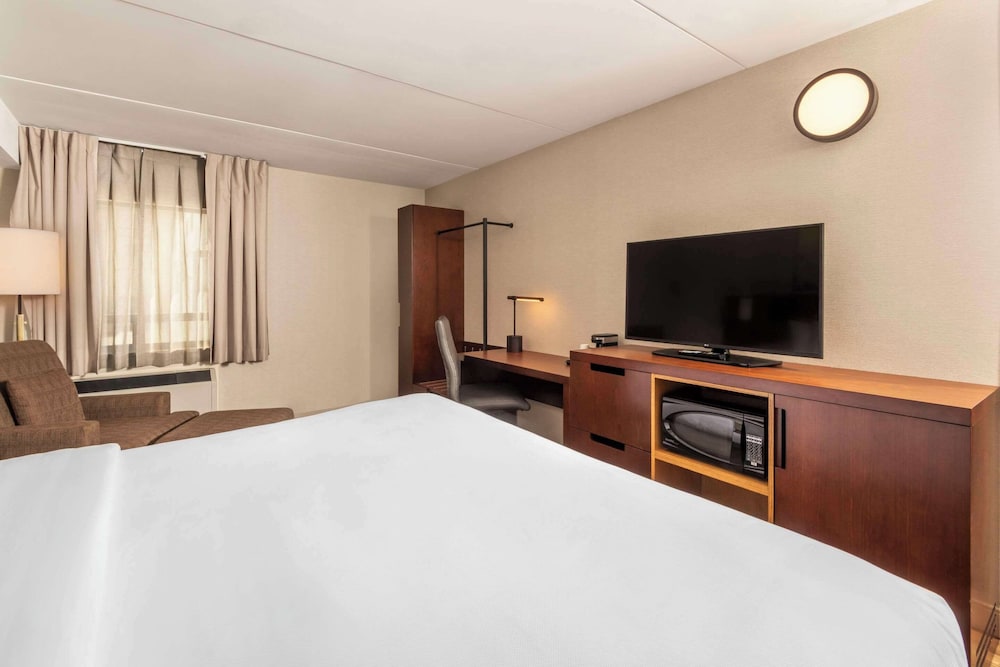 Room, 1 King Bed, Non Smoking, Top Floor No Pets - Photo 2