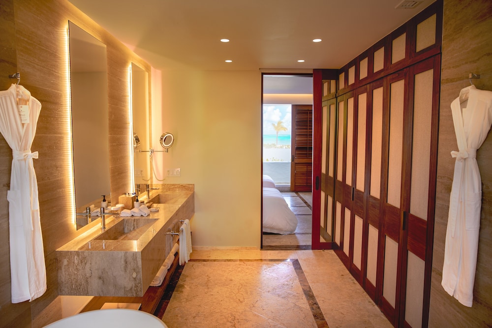 Master Suite Ocean Front Two Queen - Photo 8