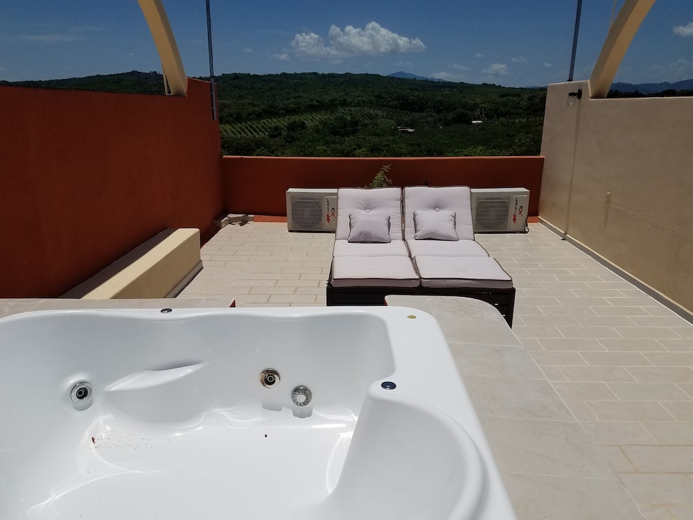 Panoramic Condo, 1 King Bed, Terrace, Ocean View photo 3
