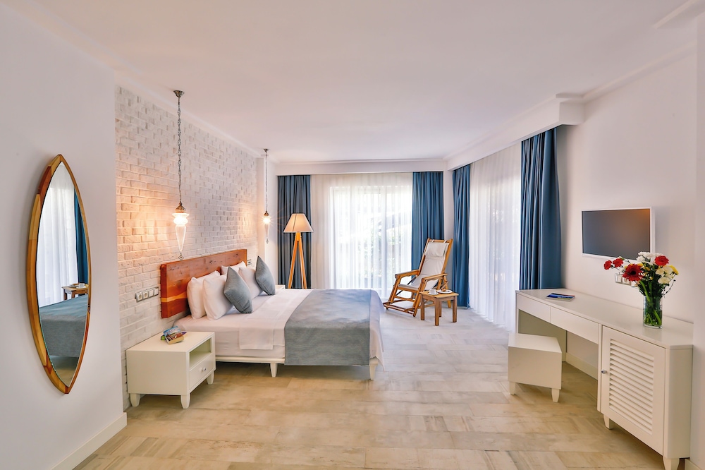 Suite, Balcony (King Suite with Garden) photo 3