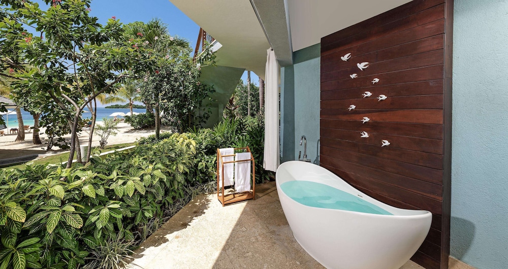 Longshore Beachfront Walkout Grande Luxe Club Level Room w/ Patio Tranquility Soaking Tub photo 3