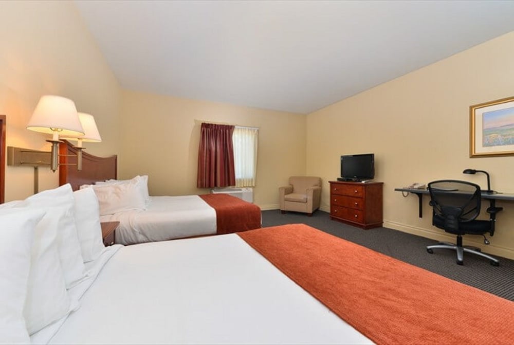 Room, 2 Queen Beds photo 2