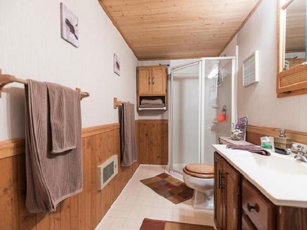 Bison Room, 1 Queen Bed, Shared Bathroom photo 3
