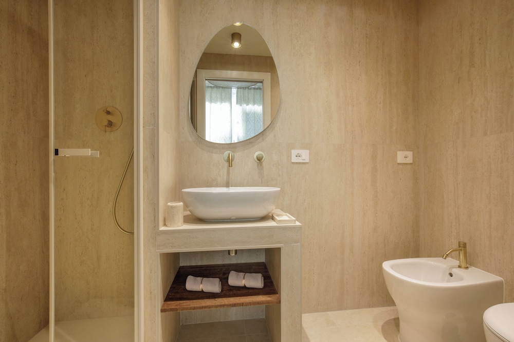Superior Apartment, Annex Building (Via Croce 14) thumbnail 6