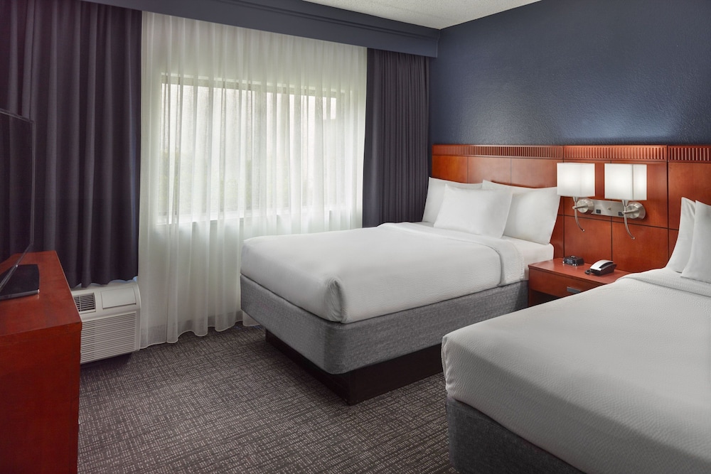 Room, 2 Queen Beds, Pool View (Balcony) - Photo 2