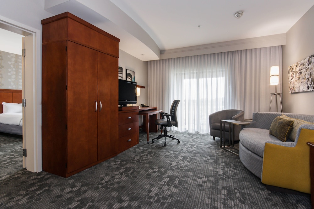 Room, 1 King Bed (Mobility/Hearing Access, Roll-In Shwr) - Photo 3