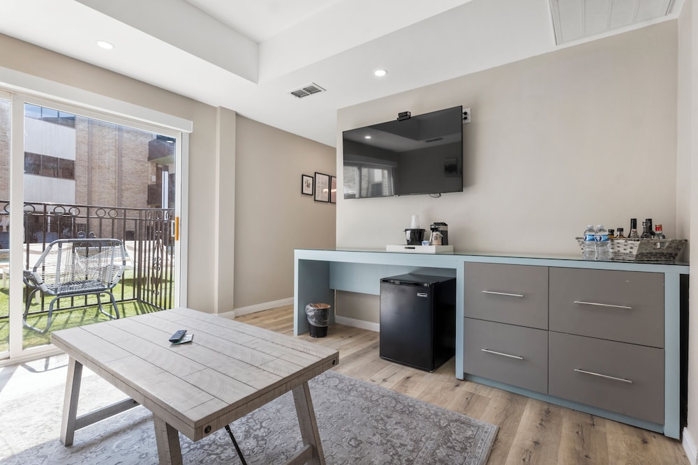 Executive Suite - Photo 4