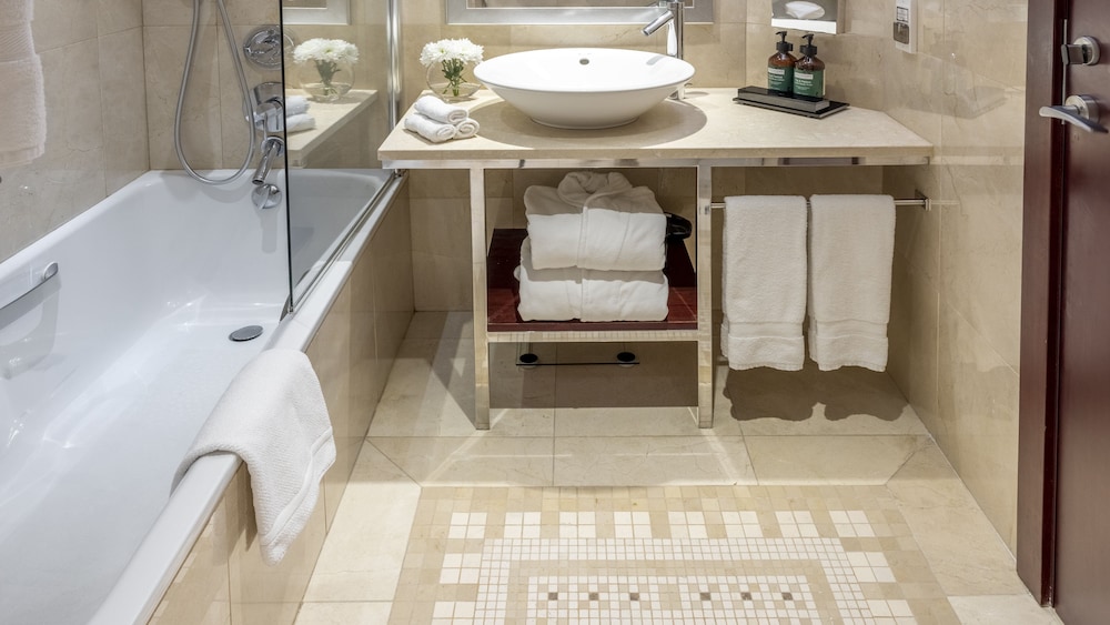 Standard Room, 1 Queen Bed, Club Lounge Access (High Floor)
