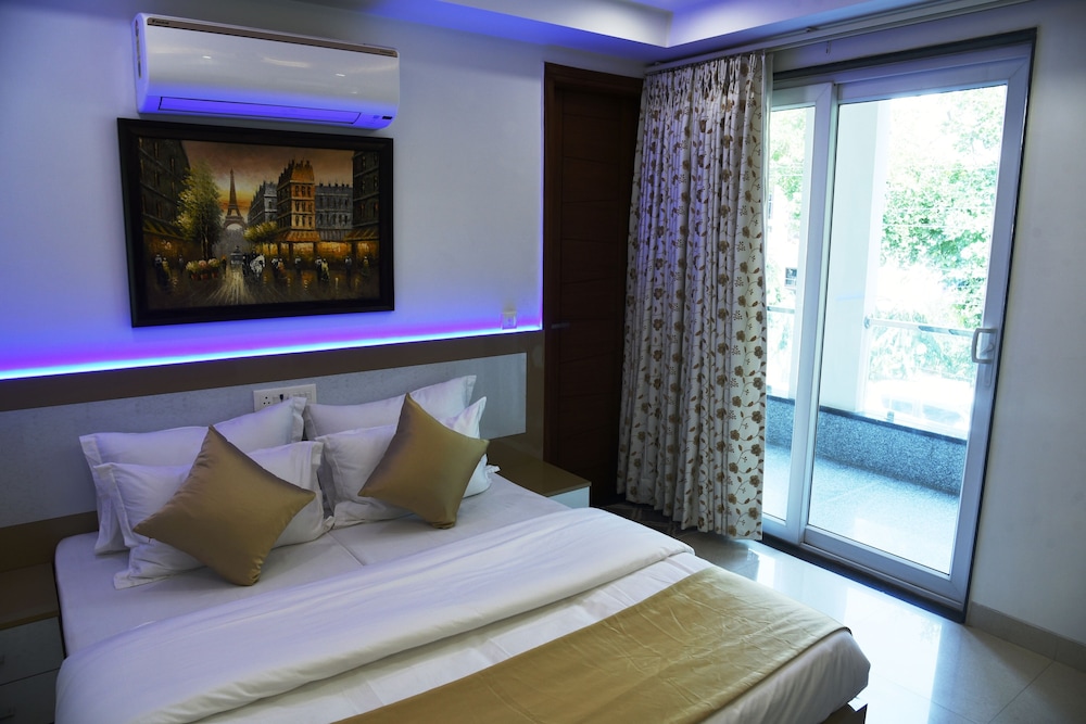Deluxe Room, 1 King Bed photo 2
