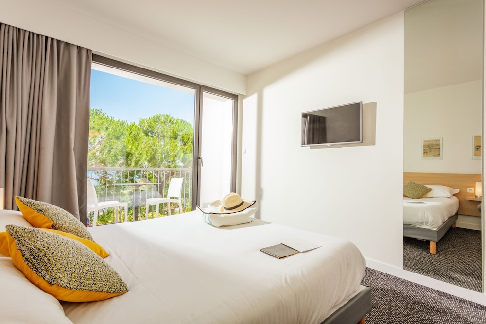 The Comfort Room with Balcony - Photo 2