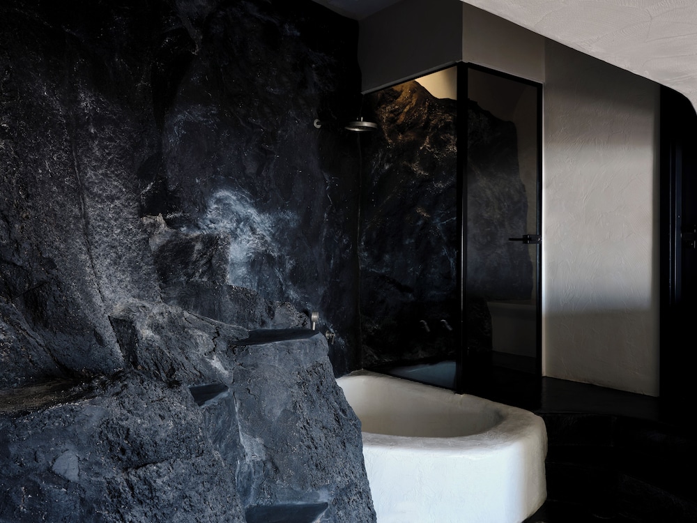 Executive Honeymoon Cave with Caldera View, Outdoor and Indoor Hot Tub - Photo 4