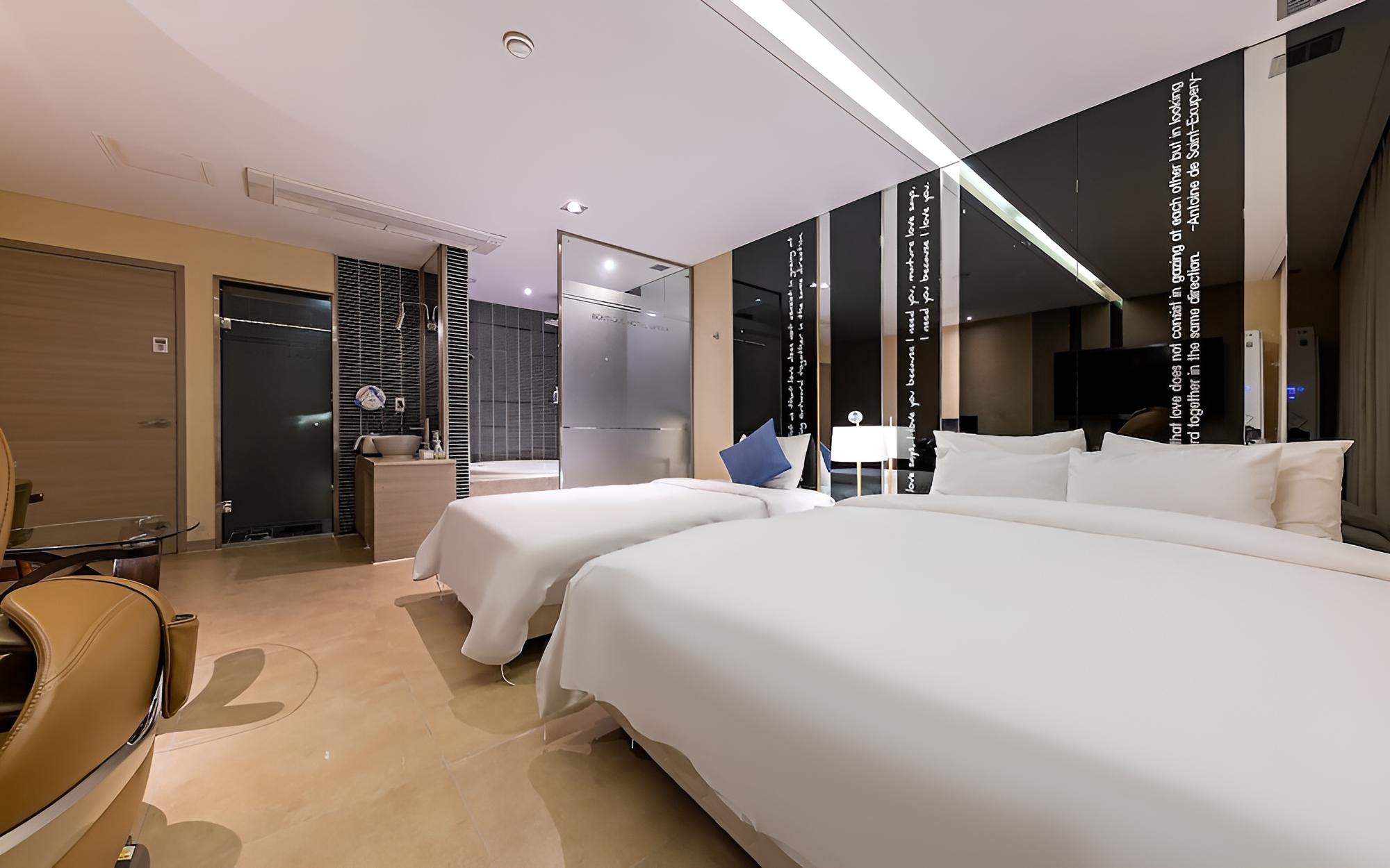 Room (VIP Twin (styler equipped massage cha) photo 1