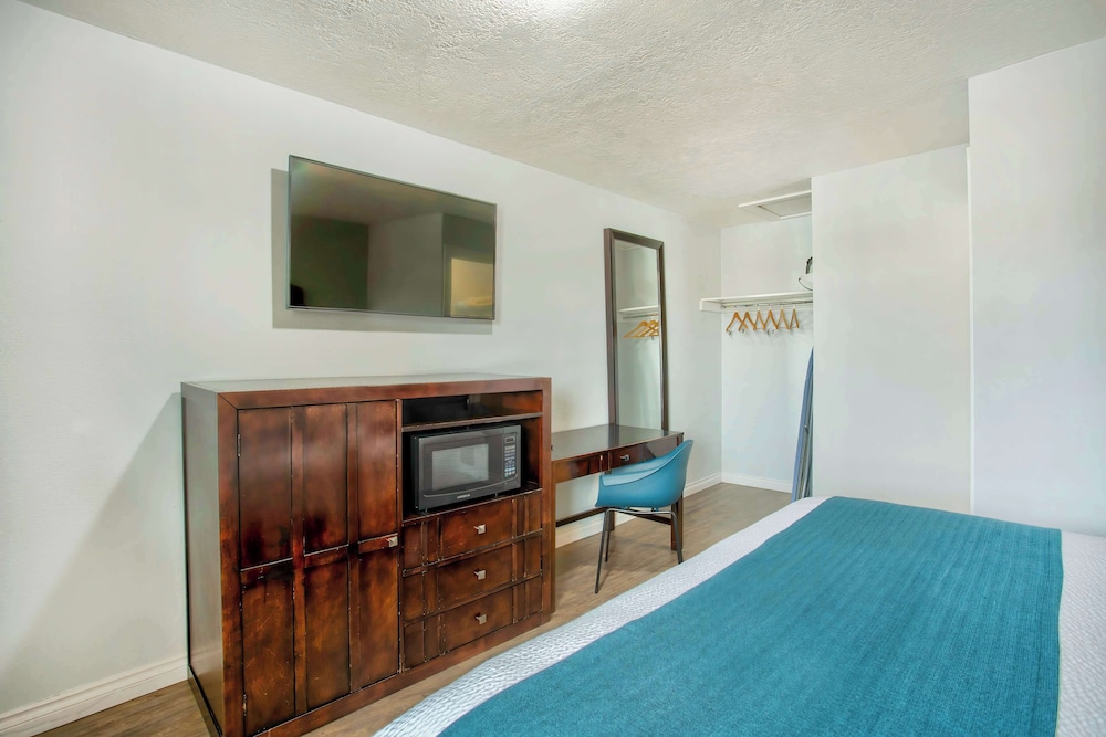 Standard Room, 1 King Bed, Non Smoking, Refrigerator & Microwave photo 1