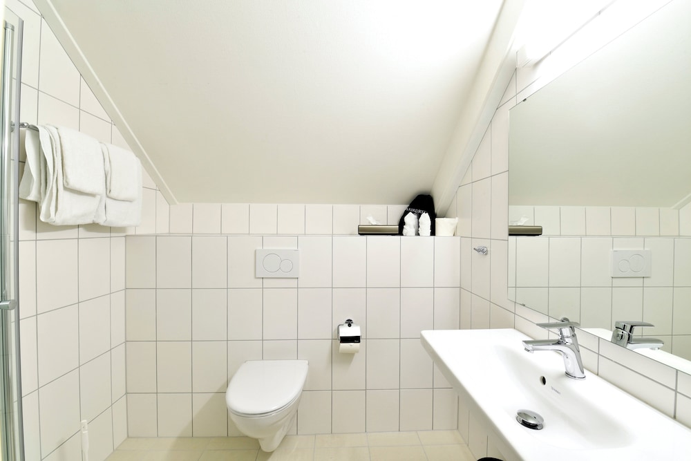 Junior Suite, Non Smoking - Photo 11