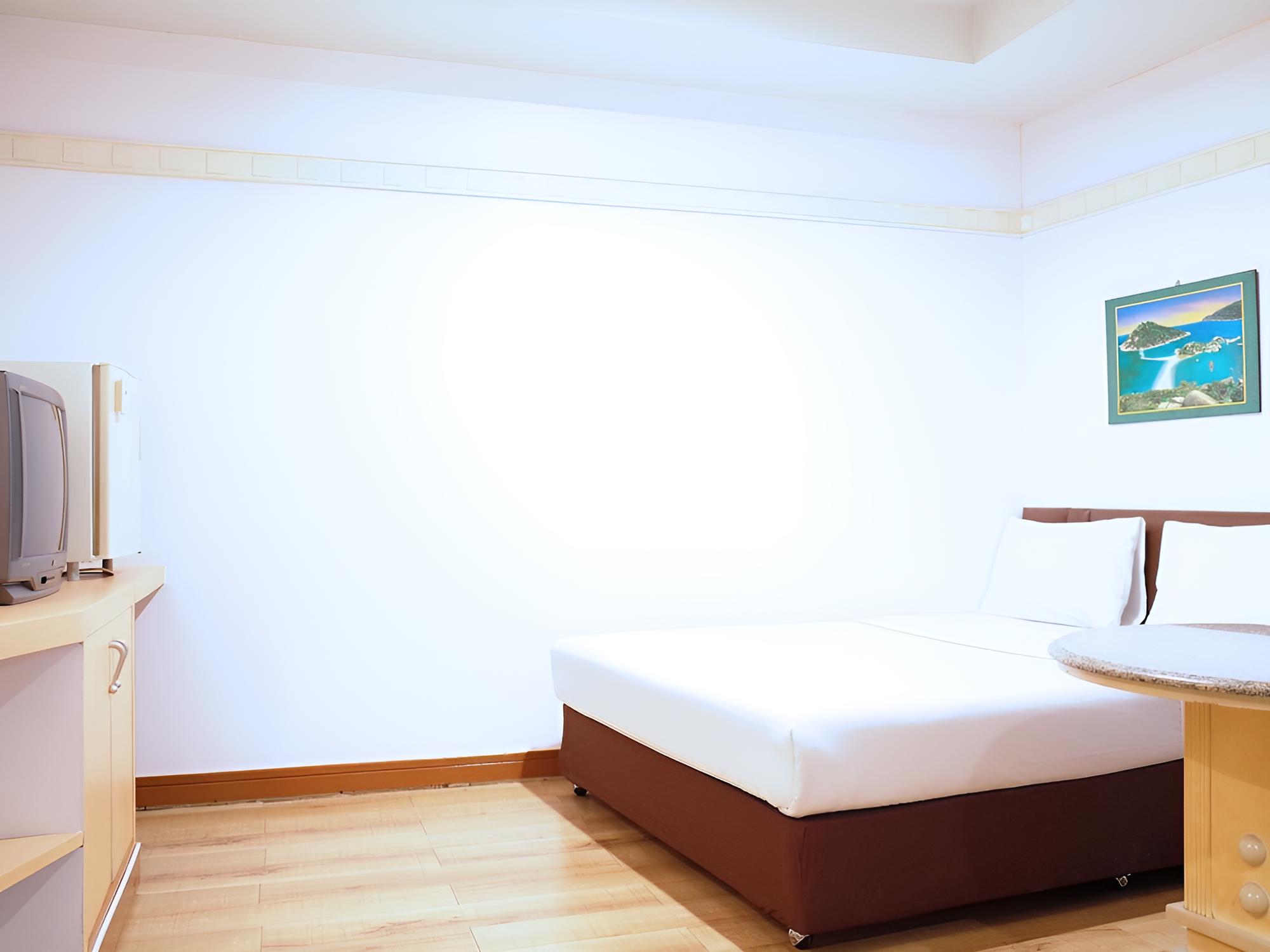 Standard Double Room, No Windows photo 2