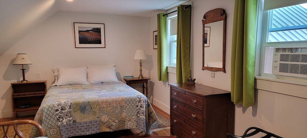 Basic Room, 1 Queen Bed, Shared Bathroom photo 2