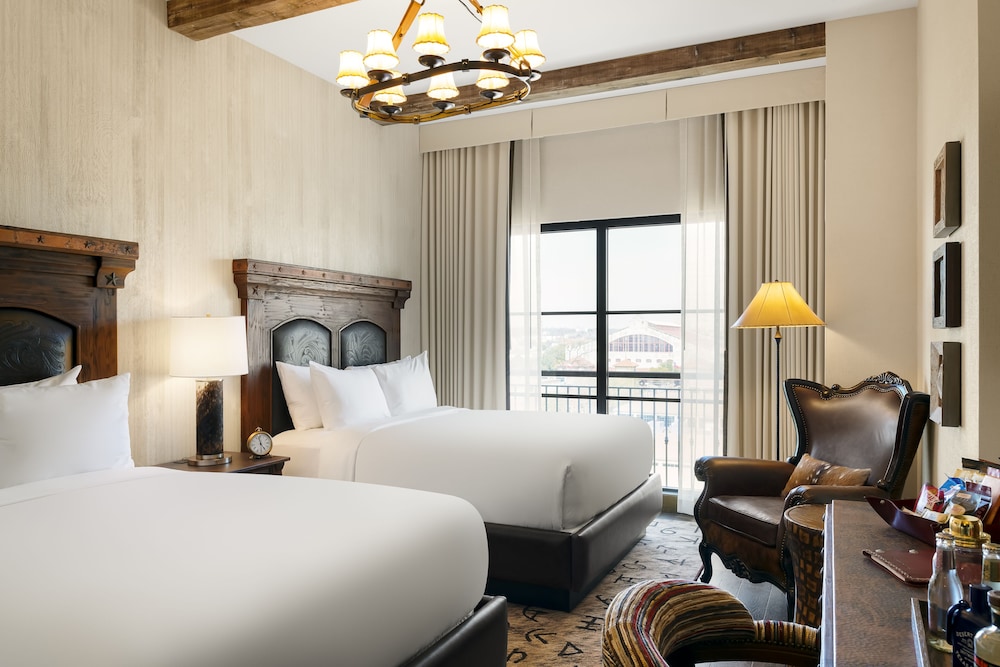 Deluxe Room, 2 Queen Beds (Mobility Accessible, Roll-In Shower) photo 1